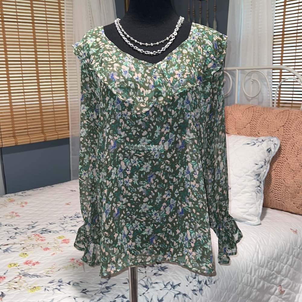 Green floral sheet top - Picture 2 of 6